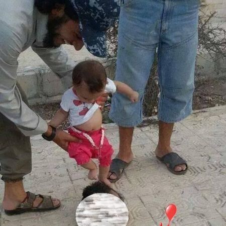 ISIS-Schockfoto! Kleinkind tritt gegen abgetrennten Kopf