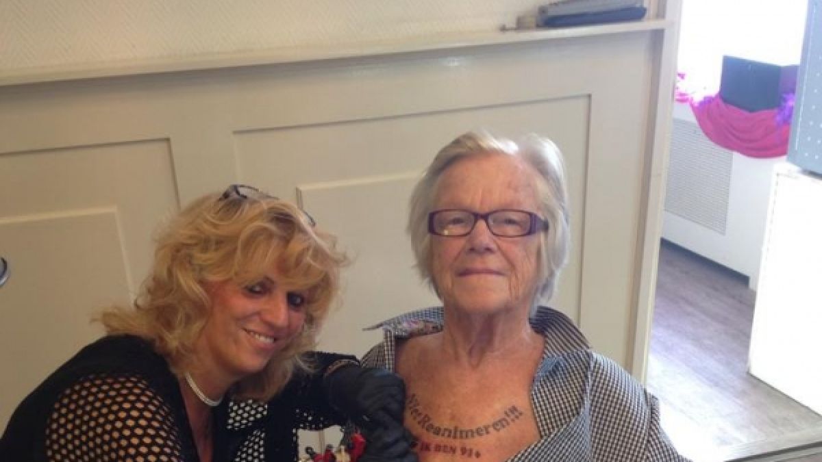 Ihren letzten Willen ließ sich die Oma aus Holland auf die Brust tätowieren. (Foto)