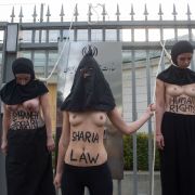 Femen-Frauen protestieren gegen Hinrichtung im Iran. Femen-Frauen protestieren gegen Hinrichtung im Iran.