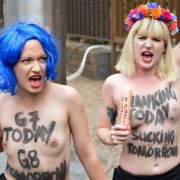 Details wie Dildos oder unechtes Blut unterstreichen ihre Botschaften. Details wie Dildos oder unechtes Blut unterstreichen ihre Botschaften.