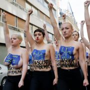 Mit Hitler-Bärtchen und Hakenkreuzen auf nackten Brüsten hat die internationale Frauengruppe Femen gegen die in Frankreich erfolgreiche rechtsextreme Front National protestiert. Mit Hitler-Bärtchen und Hakenkreuzen auf nackten Brüsten hat die internationale Frauengruppe Femen gegen die in Frankreich erfolgreiche rechtsextreme Front National protestiert.