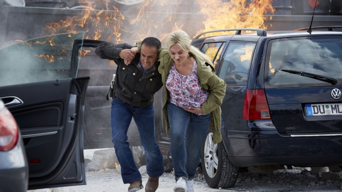 In letzter Sekunde kann Semir (Erdogan Atalay) eine schwangere Frau (Bianca Trompeter) aus ihrem Wagen retten. (Foto)