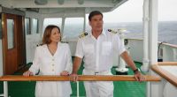 Kapitän Burger (Sascha Hehn) erzählt Beatrice (Heide Keller), was er seinerzeit auf dem Frachtschiff erleben musste.