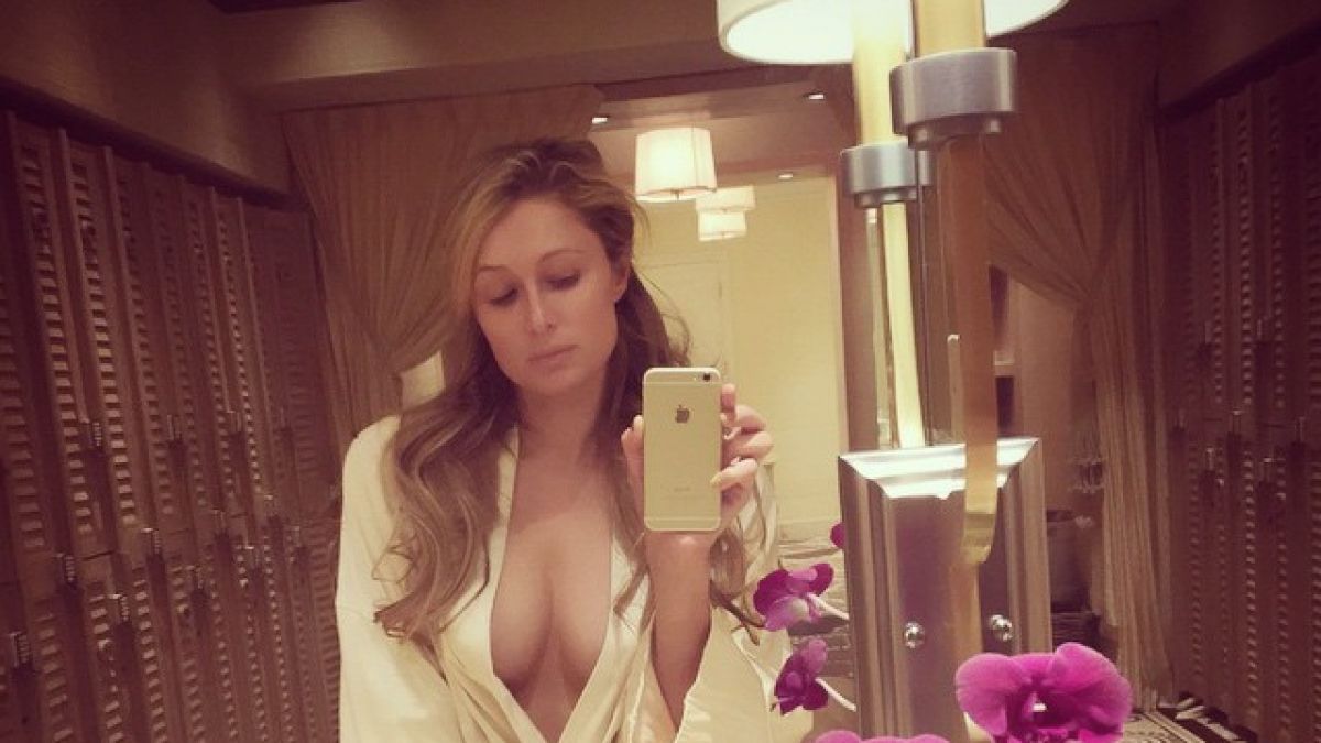 Bevor sie es sich im Spa gut gehen ließ, schickte Paris Hilton ihren Fans diesen (fast) nackten Gruß. (Foto)