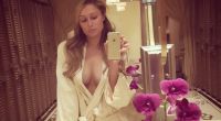 Bevor sie es sich im Spa gut gehen ließ, schickte Paris Hilton ihren Fans diesen (fast) nackten Gruß.