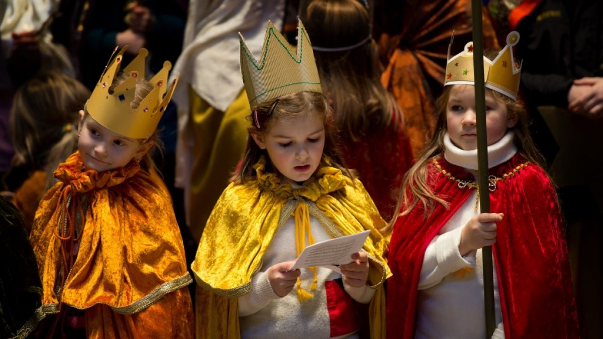 Sternsingen: Kinder verkleiden sich als Heilige Drei Könige und sammeln Geld für wohltätige Zwecke. (Foto)