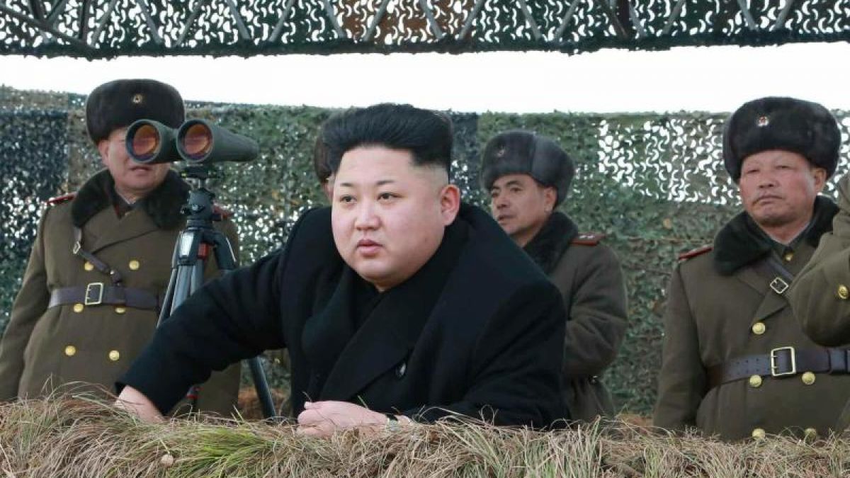 Nordkoreas Machthaber Kim Jong Un im Kreise einiger Militäroffiziere. (Foto)