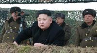 Nordkoreas Machthaber Kim Jong Un im Kreise einiger Militäroffiziere.