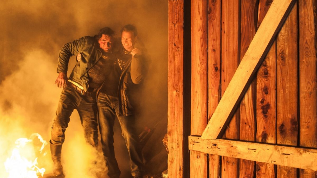 Hans Gruber rettet Arthur aus der Feuer-Hölle. (Foto)