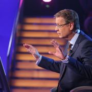 Günther Jauch bringt die Kandidaten bei 