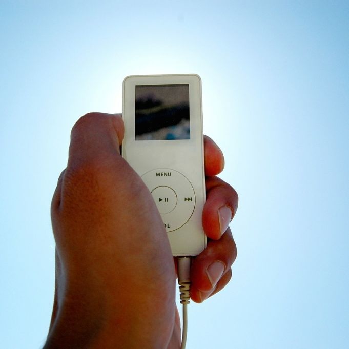 Gericht entscheidet: iPod am Steuer ist nicht verboten! Gericht entscheidet: iPod am Steuer ist nicht verboten! (Foto)