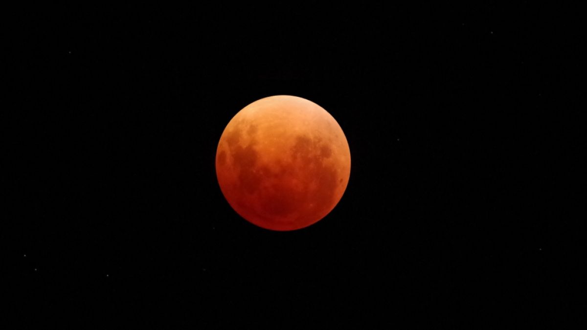 Am 4. April 2015 erstrahlt der Mond in blutigem Rot. Daher wird er bei einer Totalen Mondfinsternis auch Blutmond genannt. (Foto)