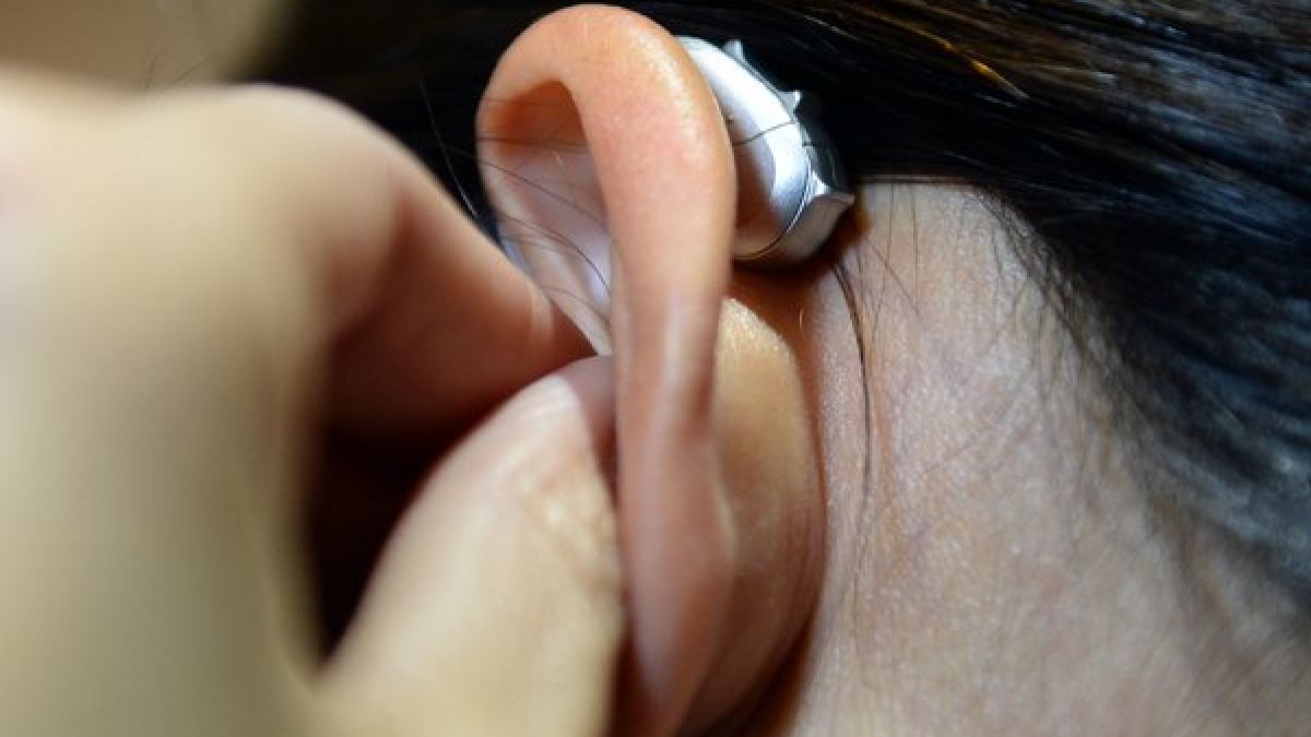 Ein Hörgerät kann helfen. Aber vorbeugen können Sie auch. (Foto)