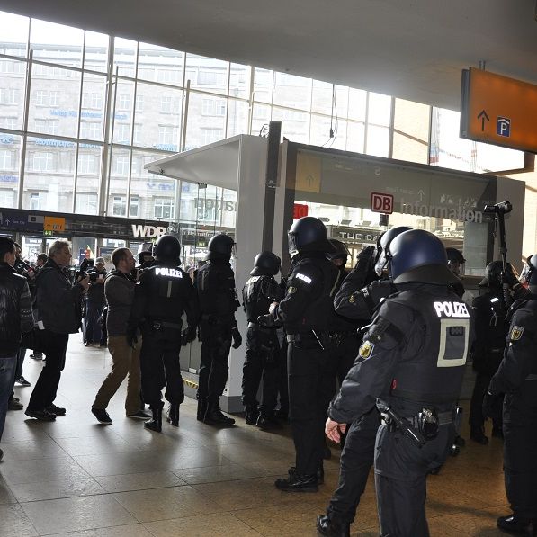 Wenn der Mob tobt! Polizisten teilen aus Wenn der Mob tobt! Polizisten teilen aus (Foto)