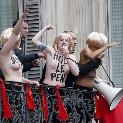 Nackte Brüste und Hitlergruß gegen Nazi-Partei