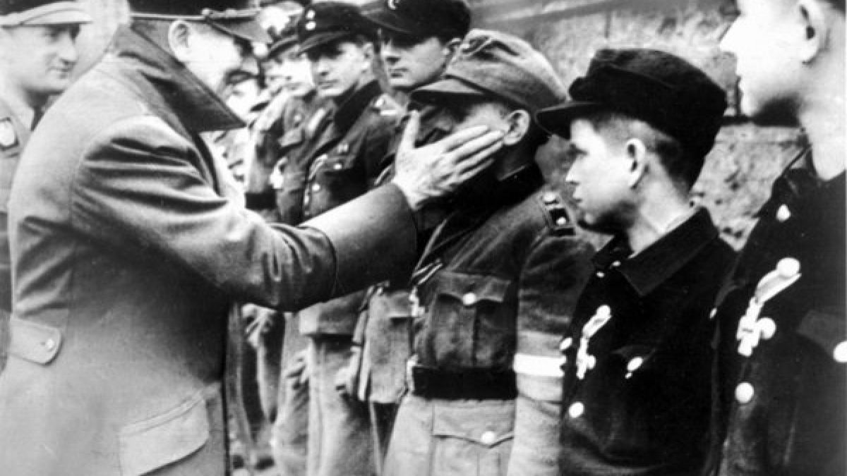 Ein Bildband über Adolf Hitler ist für eine ganz besondere Zielgruppe. (Foto)