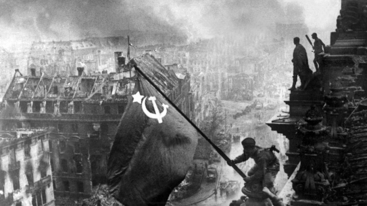 Der sowjetische Soldat Militon Kantarija hisst die sowjetische Flagge auf dem Berliner Reichstag. (Foto)
