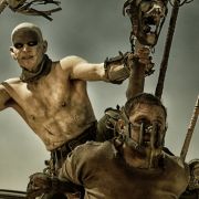 Max (Tom Hardy) kann sich den Fängen von Immortan Joe und seinem Warboy Slit (Josh Helman) nicht entziehen. Max (Tom Hardy) kann sich den Fängen von Immortan Joe und seinem Warboy Slit (Josh Helman) nicht entziehen.