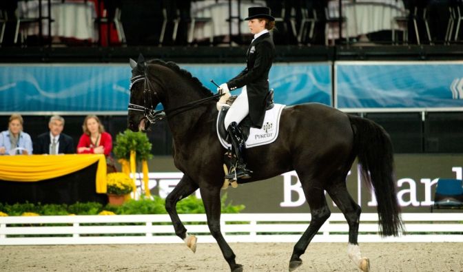 Lisa Müller reitet bei den German Masters in einer Dressurprüfung den Wallach Birkhof's Dave.