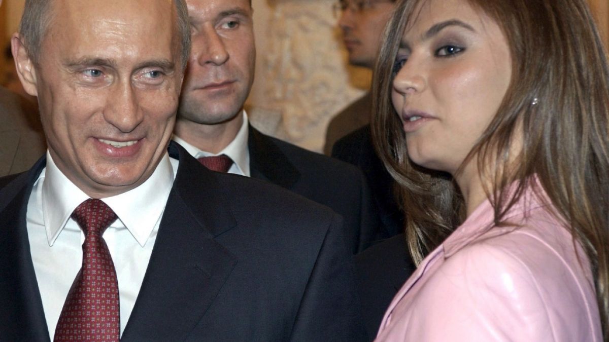 Hier zeigt sich Wladimir Putin mit seiner angeblichen Freundin Alina Kabajewa. (Foto)