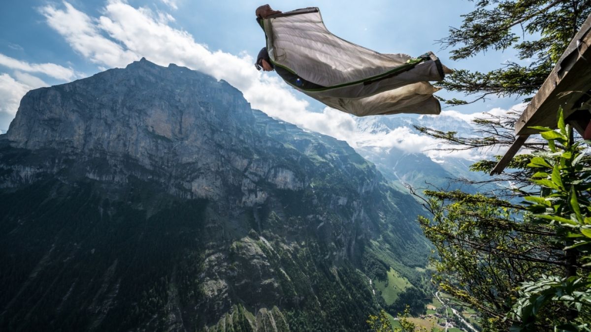 Ein Flug im Wingsuit fordert jährlich viele Todesopfer. (Foto)