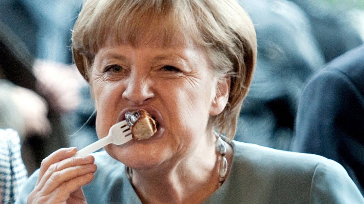 Mmh, lecker! Merkel gönnt sich 'ne Wurst. (Foto)
