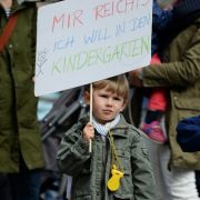 Eltern und Kinder demonstrieren gegen den Kita-Streik. Eltern und Kinder demonstrieren gegen den Kita-Streik.