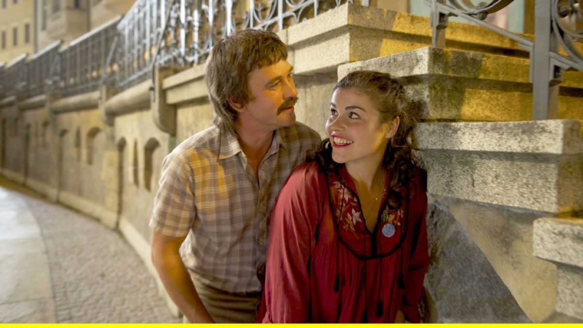 Gregor (Peter Schneider) und Elke (Katharina Wackernagel) haben Prag als Zuflucht für ihre geheime Liebe auserkoren, um sich "Jedes Jahr im Juni" treffen zu können. (Foto)