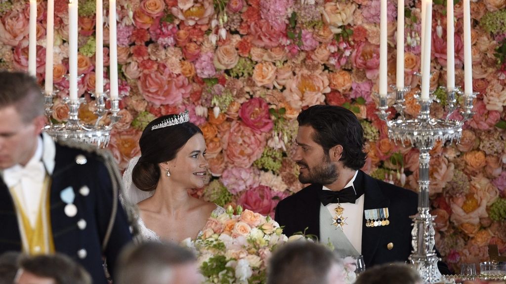 Glücklich vermählt! Sofia und ihr Prinz Carl Philip beim Dinner nach der Trauung. (Foto)
