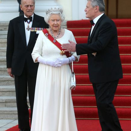 News-Ticker: Queen Elizabeth mit Hochzeitsgeschenk auf dem Kopf