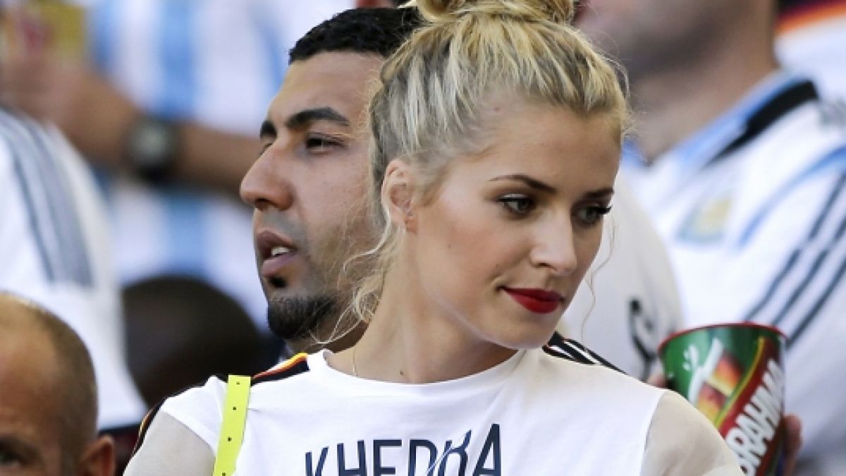 Model Lena Gercke feuerte ihren Freund Sami Khedira bei der Fußball-Weltmeisterschaft in Brasilien an. Da war noch alles gut zwischen dem Paar. (Foto)