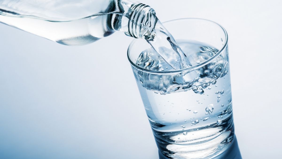 Bei Wasser aus Plastikflaschen ist Vorsicht geboten. (Foto)
