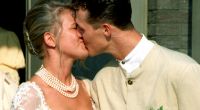 Michael Schumacher gibt seiner Frau Corinna nach der Trauung am 01.08.1995 einen Kuß.