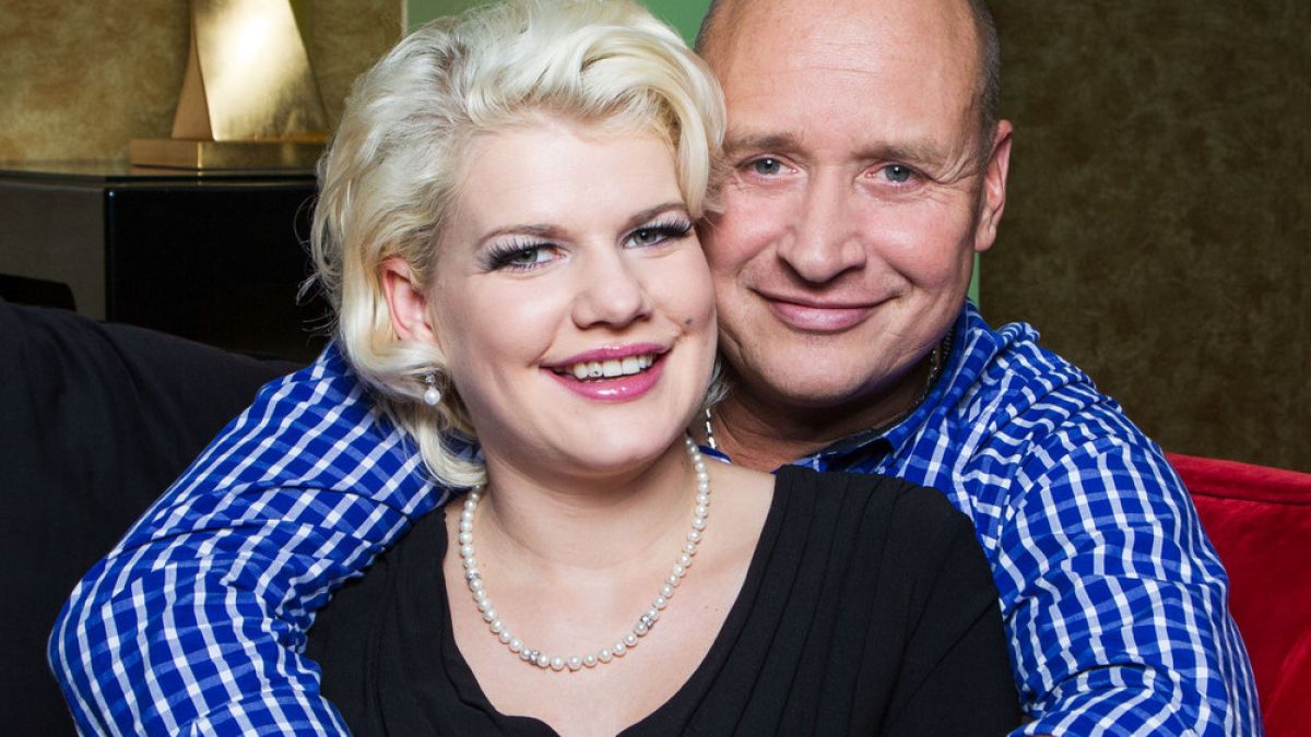 Melanie Müller und ihr Ehemann Mike Blümer sind verliebt wie eh und je. Im Januar 2015 zeigte RTL II die vierteilige Doku-Soap "Melanie Müller – Dschungelkönigin in Love". (Foto)