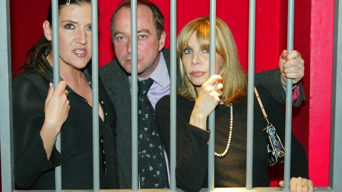 Die Darsteller der Kultserie "Hinter Gittern - Der Frauenknast", Katy Karrenbauer, Egon Hofmann und Christine Schuberth (v.l.n.r.), hinter einem nachgebauten Gefängnisgitter. Anlass war eine Feier zur 300. Folge der Serie (2004). (Foto)