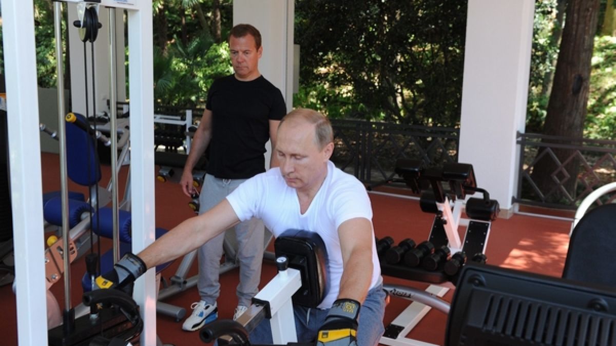 Da staunt selbst Dmitri Medwedew (hinten) nicht schlecht. (Foto)