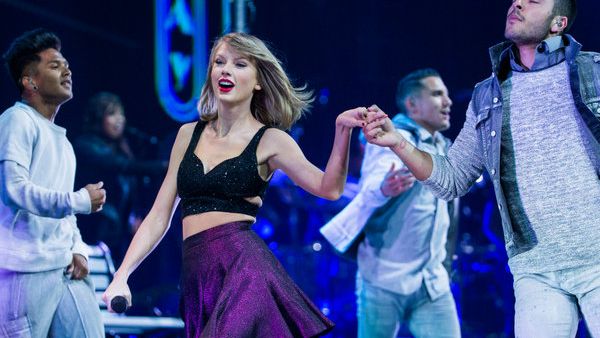 Taylor Swift soll sich ihre Beine angeblich vor ihrer Welt-Tournee für 40 Millionen Dollar versichert haben. Kann Sie nicht über die Bühne hopsen, gehen die Kosten für ausgefallene Konzerte schnell in Millionenhöhe. (Foto)