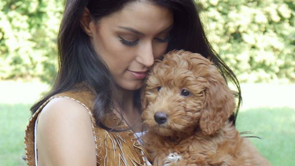 Dieser süße Welpe ist das neue "Baby" des Models. Sie und ihr Mann Massimo wollen mit dem Hund auch für spätere eigene Kinder üben. (Foto)