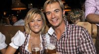 Mal ehrlich, ist das etwa noch süß? Helene und Freund Florian Silbereisen im Trachten-Partner-Look.