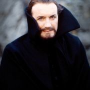 Auch der Master ist der besonderen Folge um die fünf Doktoren ein nicht zu unterschätzender Gegner. Auch der Master ist der besonderen Folge um die fünf Doktoren ein nicht zu unterschätzender Gegner.
