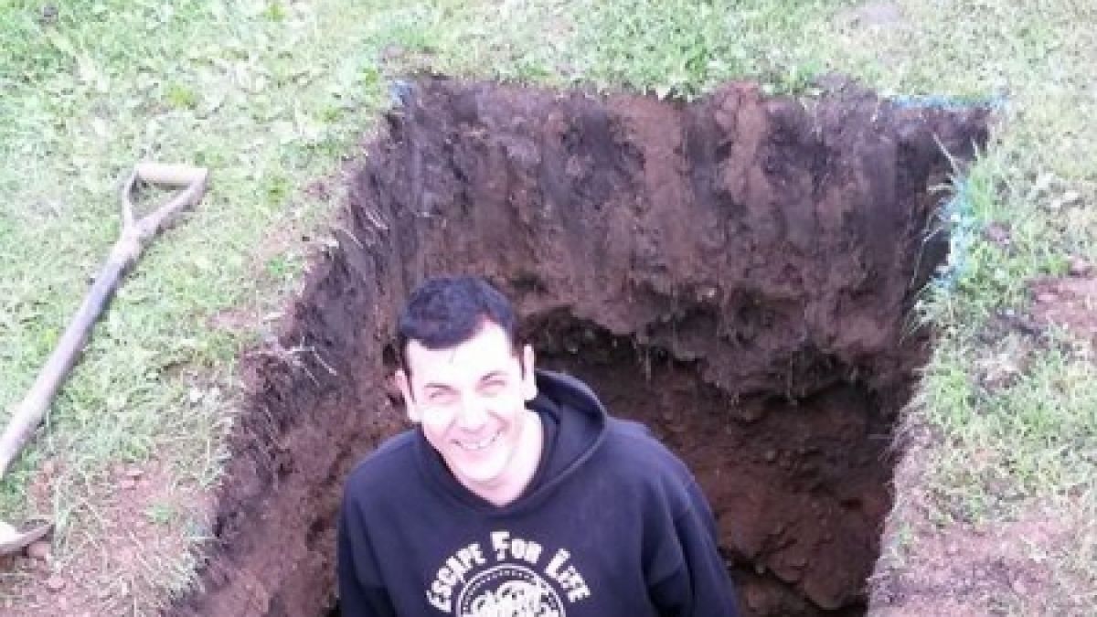 Entfesselungskünstler Antony Britton ließ sich in diesem Erdloch lebendig begraben. (Foto)