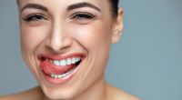 Strahlend weiße Zähne sind Teil des Schönheits-Ideals.