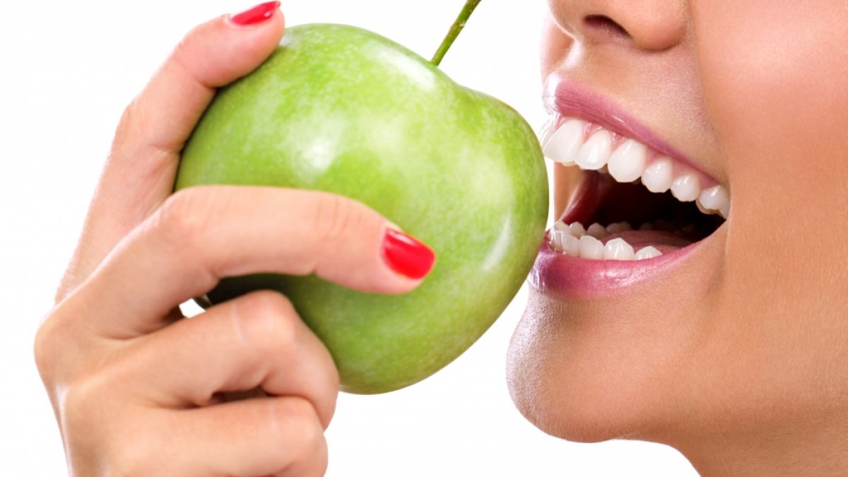 Äpfel hellen natürlich die Zähne auf. (Foto)