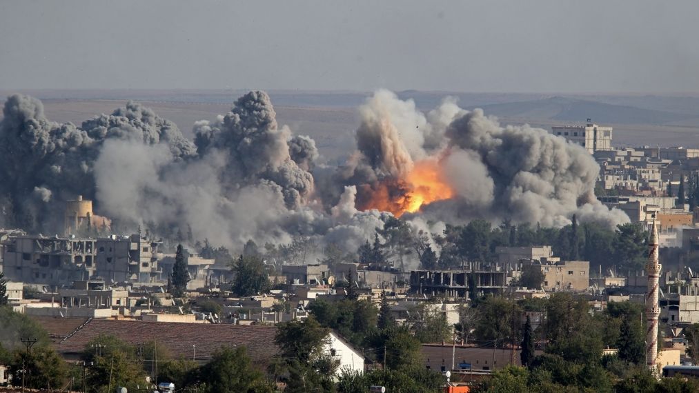 Kobane in Flammen: Die Kurden können die Stadt nicht gegen den vorherrschenden Islamischen Staat verteidigen. Ständigem Terror ausgesetzt, fliehen die Menschen zunehmend aus Syrien. (Foto)