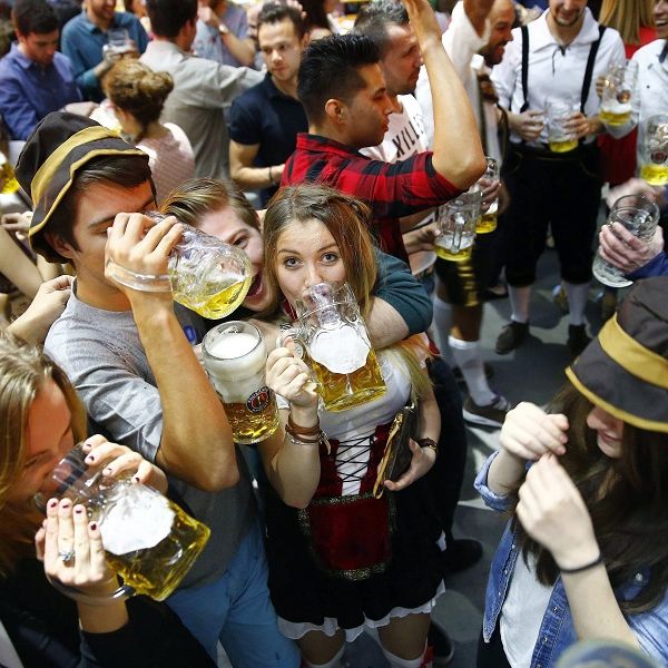 Wiesn-Bedienungen packen aus: Sandwich-Sex und Bierkrug-Kotze Wiesn-Bedienungen packen aus: Sandwich-Sex und Bierkrug-Kotze (Foto)