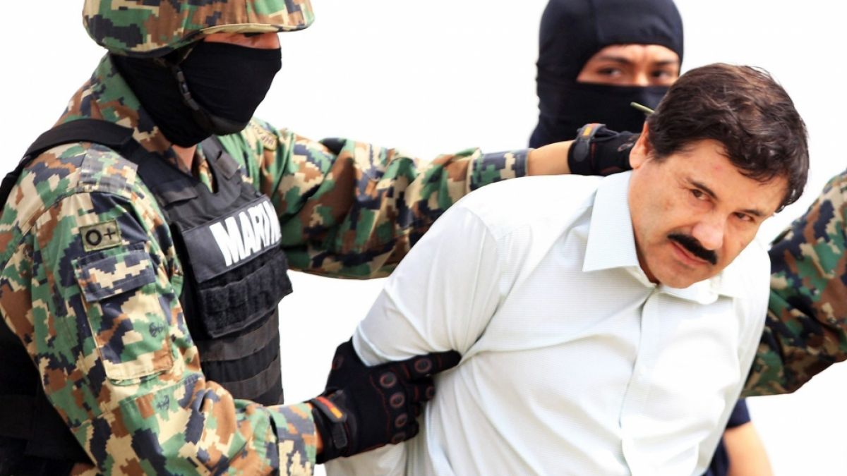 Drogenboss "El Chapo" bei seiner Festnahme. 2015 schaffte er es, aus dem Knast auszubrechen. (Foto)