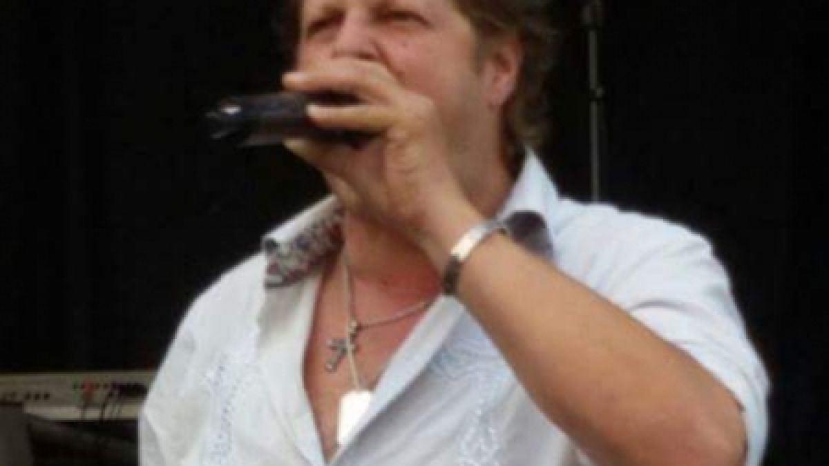 Jens Büchner performt seinen Song "Pleite aber sexy". (Foto)