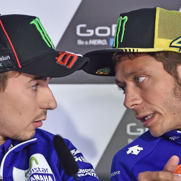 Rossi vs. Lorenzo: WM-Duell auf der letzten Rille Rossi vs. Lorenzo: WM-Duell auf der letzten Rille (Foto)