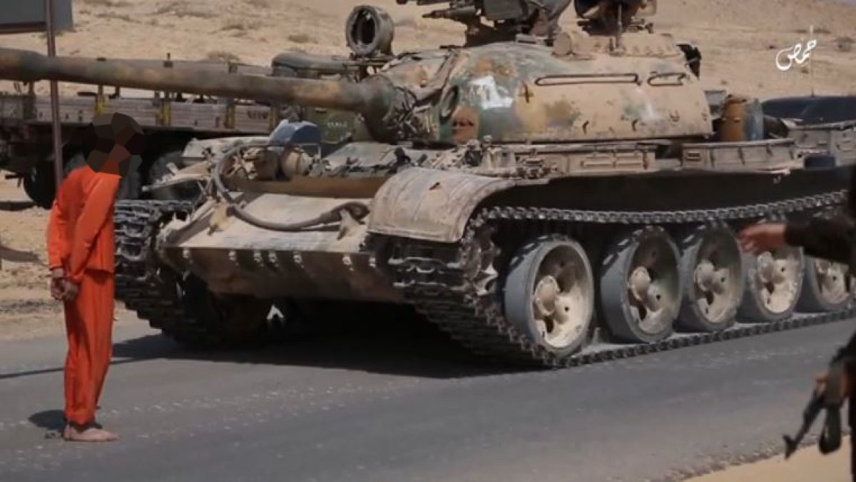IS-Terroristen überrollen einen Gefangenen mit einem Panzer. (Foto)