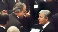 Abschied vom Amt: Der gestürzte Bundeskanzler Helmut Schmidt beglückwünscht am 1.10.1982 seinen Nachfolger Helmut Kohl zu dessen Wahl.